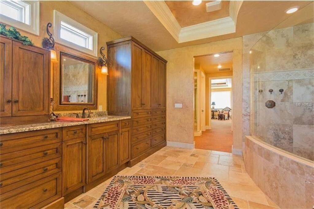Large Mediterranean Oasis - Water Views & Pool Clearwater Beach Exterior photo