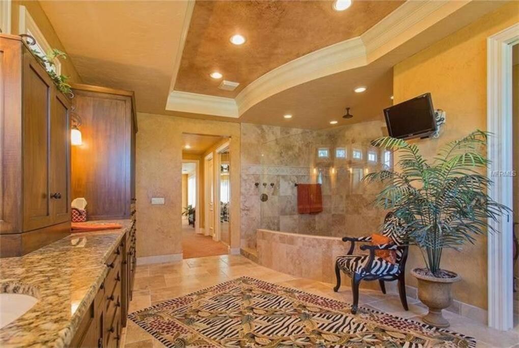Large Mediterranean Oasis - Water Views & Pool Clearwater Beach Exterior photo